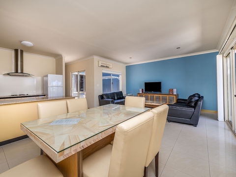 Seafront Unit 60 - Accommodation Redcliffe 5
