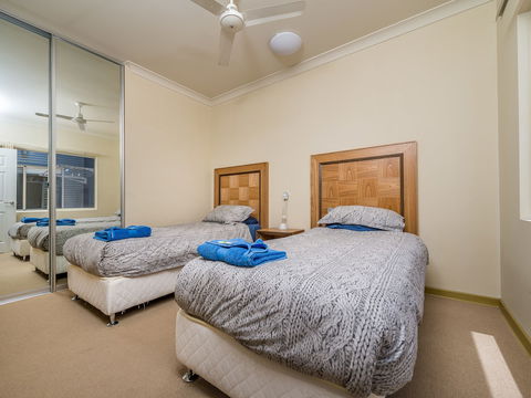 Seafront Unit 60 - Accommodation Redcliffe 2