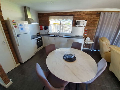 Ocean Beach Chalet 18 - Accommodation Redcliffe 2