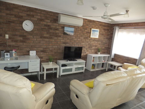 Ocean Beach Chalet 18 - Accommodation Redcliffe 3