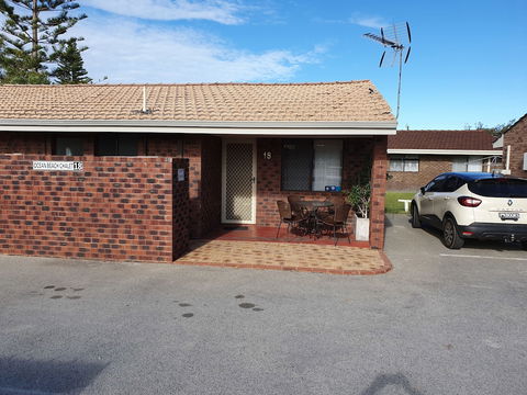 Ocean Beach Chalet 18 - Accommodation Redcliffe 5