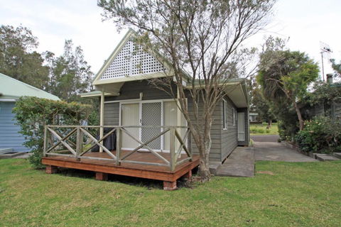 Berrara Lagoon Front Chalet - Accommodation Redcliffe 4