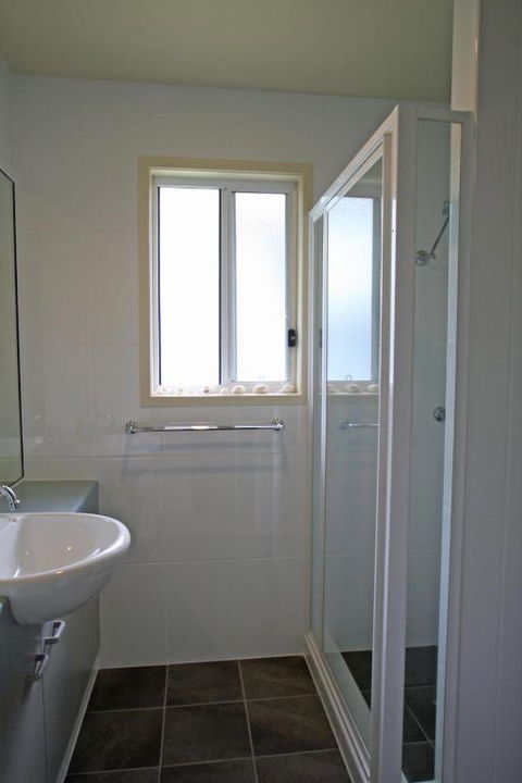 Berrara Lagoon Front Chalet - Accommodation Redcliffe 6
