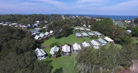 Berrara Lagoon Front Chalet - Accommodation Redcliffe 5