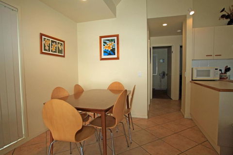 Berrara Lagoon Front Chalet - Accommodation Redcliffe 3