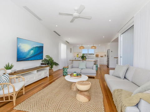 KINGY BEACH HOUSE At 162 - Accommodation Redcliffe 3