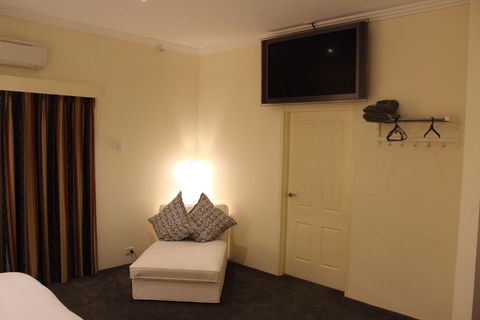 Gundaroo Manor Bed & Breakfast - Accommodation Redcliffe 5
