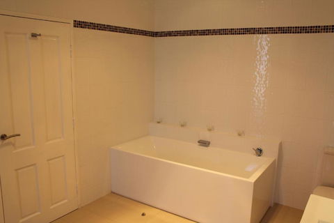 Gundaroo Manor Bed & Breakfast - Accommodation Redcliffe 2