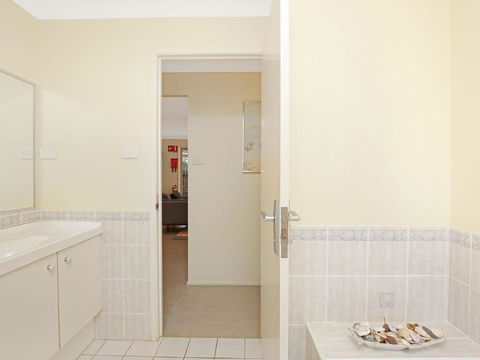 Pet Friendly Beach Home - Accommodation Redcliffe 1