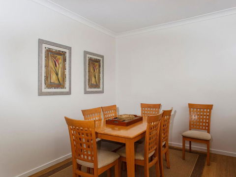 Three Bedroom Townhouse - Accommodation Redcliffe 6