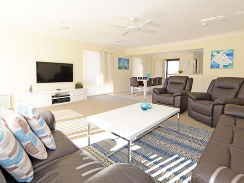 Sunbakers - Accommodation Redcliffe 3