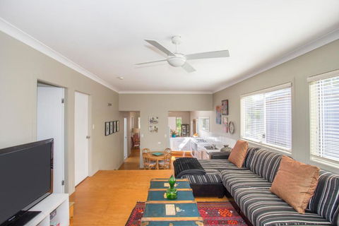 Driftwood Cottage - Accommodation Redcliffe 1