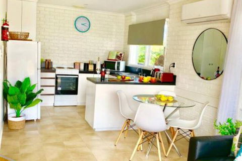 PARADISE COURT VILLA 1 Free Wifi - Accommodation Redcliffe 0