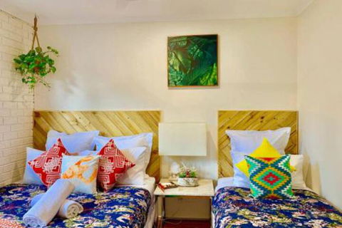 PARADISE COURT VILLA 1 Free Wifi - Accommodation Redcliffe 2