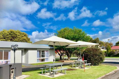 PARADISE COURT VILLA 1 Free Wifi - Accommodation Redcliffe 1