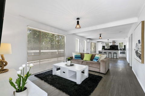 Beauty AND THE Peace - Inlet Side - Accommodation Redcliffe 1