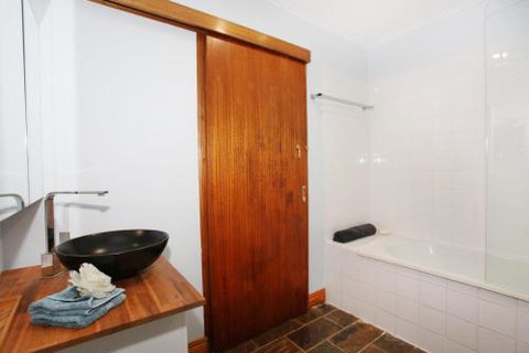 BEACH SHOPS & FABULOUS VACATION HOME! - Accommodation Redcliffe 0