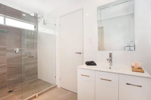 BEACH SHOPS & FABULOUS VACATION HOME! - Accommodation Redcliffe 3