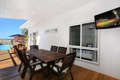 BEACH SHOPS & FABULOUS VACATION HOME! - Accommodation Redcliffe 1