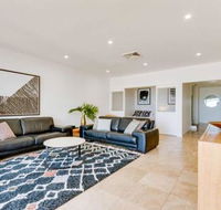 Sapphire Seas Beach House - Accommodation Redcliffe