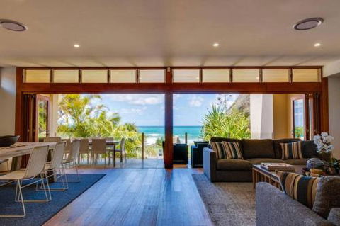 Sapphire Seas Beach House - Accommodation Redcliffe 2