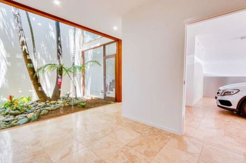Sapphire Seas Beach House - Accommodation Redcliffe 5