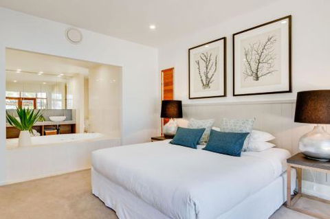 Sapphire Seas Beach House - Accommodation Redcliffe 1