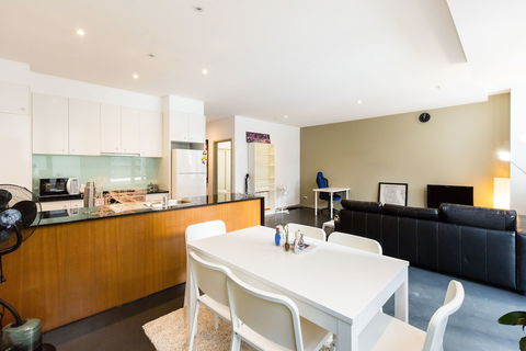 MEGAN, 2BDR Melbourne Apartment - Accommodation Redcliffe 1