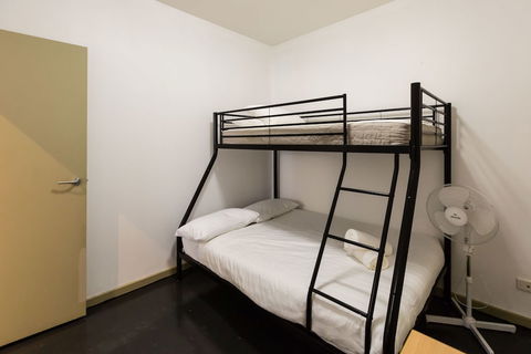 MEGAN, 2BDR Melbourne Apartment - Accommodation Redcliffe 0