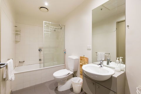 MEGAN, 2BDR Melbourne Apartment - Accommodation Redcliffe 5