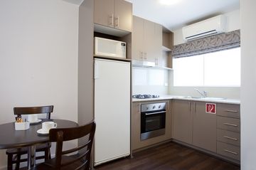Easystay Studio Apartments - Accommodation Redcliffe 6