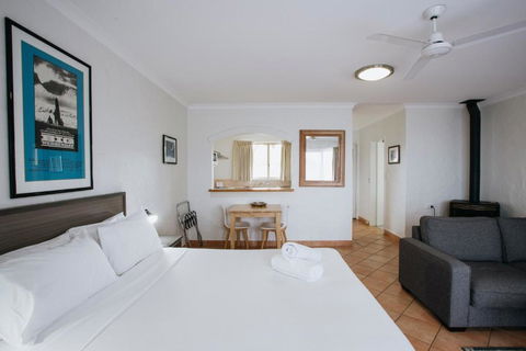 Canal Rocks Beachfront Apartments - Accommodation Redcliffe 3