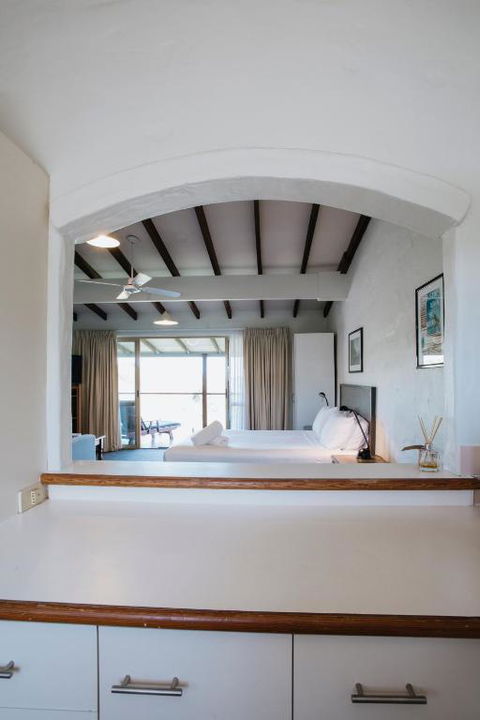 Canal Rocks Beachfront Apartments - Accommodation Redcliffe 2