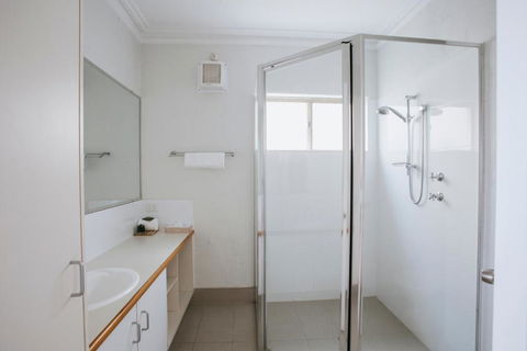 Canal Rocks Beachfront Apartments - Accommodation Redcliffe 6