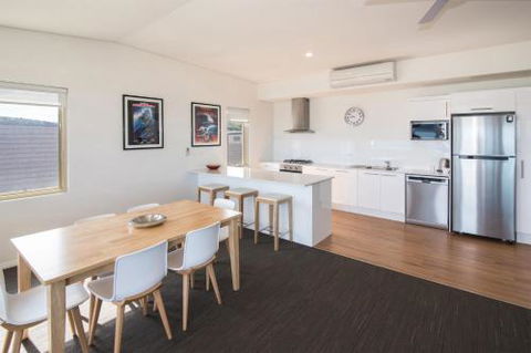 Canal Rocks Beachfront Apartments - Accommodation Redcliffe 1