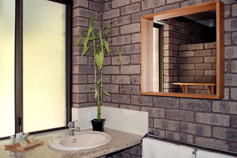 Caves Road Chalets - Accommodation Redcliffe 5