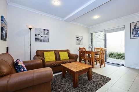 Fremantle Townhouse Unit 5 - Accommodation Redcliffe 1