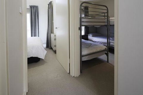 Whistler 2 - Accommodation Redcliffe 2