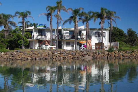 Beachfront 1 25 Willow Street - Accommodation Redcliffe 3