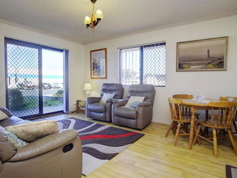 Seabreeze 6 Opposite Bowling Club - Accommodation Redcliffe 3