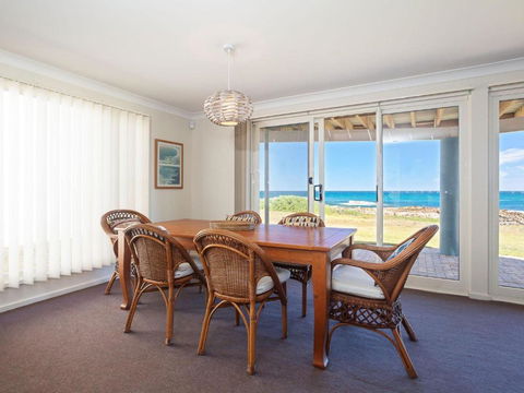 The Whale Watcher 1 / 6 Birubi Lane Waterfront Unit With Stunning Views Level Access - Accommodation Redcliffe 3