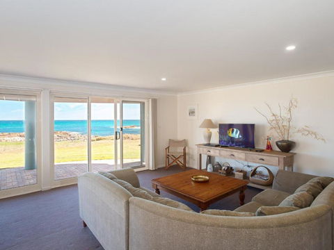 The Whale Watcher 1 / 6 Birubi Lane Waterfront Unit With Stunning Views Level Access - Accommodation Redcliffe 1