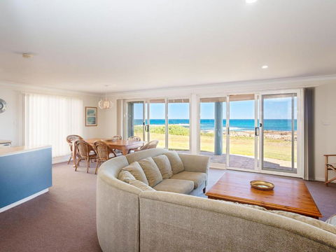 The Whale Watcher 1 / 6 Birubi Lane Waterfront Unit With Stunning Views Level Access - Accommodation Redcliffe 4