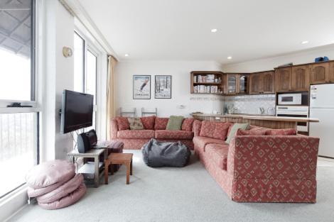 Beehive 14 - Accommodation Redcliffe 1