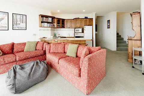 Beehive 14 - Accommodation Redcliffe 4