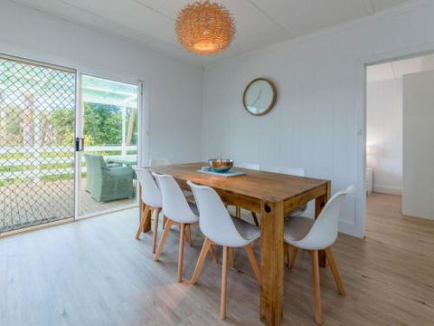 DRIFTAWAY ACROSS FROM SURF BEACH - Accommodation Redcliffe 3