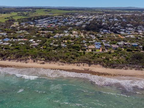 DRIFTAWAY ACROSS FROM SURF BEACH - Accommodation Redcliffe 4