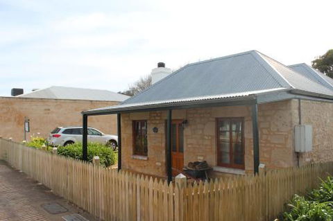 Victoria Cottage - Accommodation Redcliffe 0