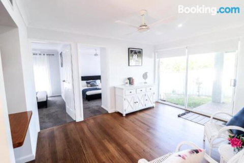 Saltwater Manor - Accommodation Redcliffe 2