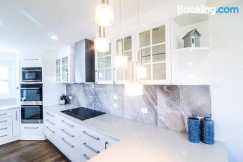 Saltwater Manor - Accommodation Redcliffe 3